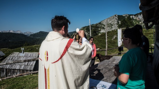 Na planini je za mlade sveto mašo daroval župnik Srednje vasi Martin Golob