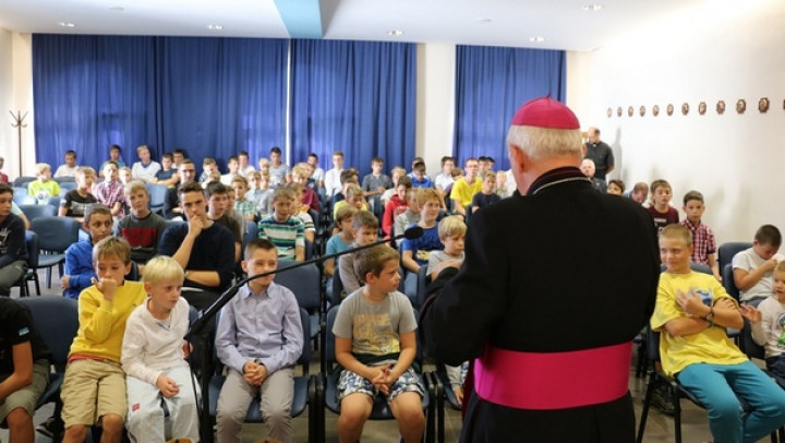 Nadškof z ministranti