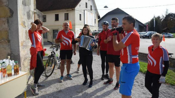 V Šentrupertu, deželi kozolcev, nas je pričakala harmonika Mateje Podlogar