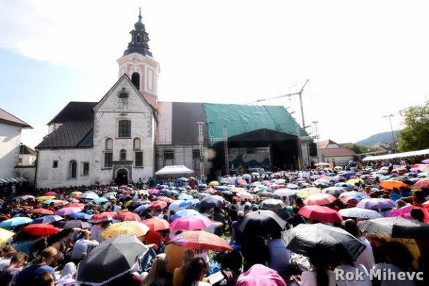 Več tisoč glava množica na Stični mladih