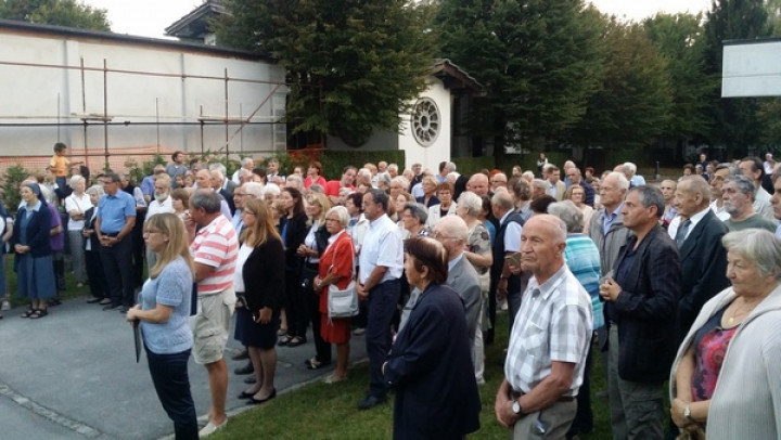 Zbrani pred spomenikom