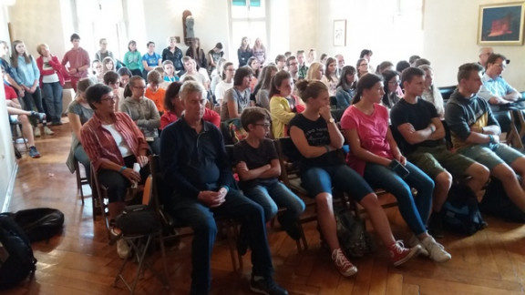 Mladi so pozorno prisluhnili pričevanjem