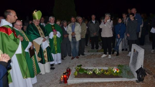 Zbrani ob Strletovem grobu
