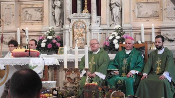 Tajnik Boštjan Prevc, župnik Janez Šilar, nadškof Stanislav Zore in duhovnik Jošt Mezeg