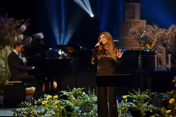 Irena Vrčkovnik ob spremljavi pianista Gašpeja Konca