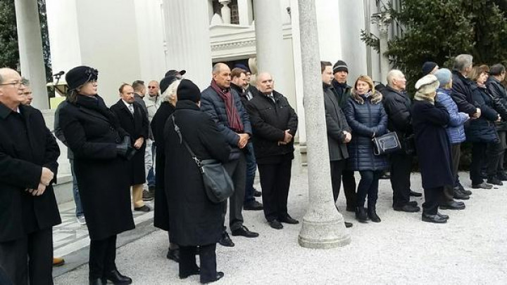 Zbrani na pogrebu