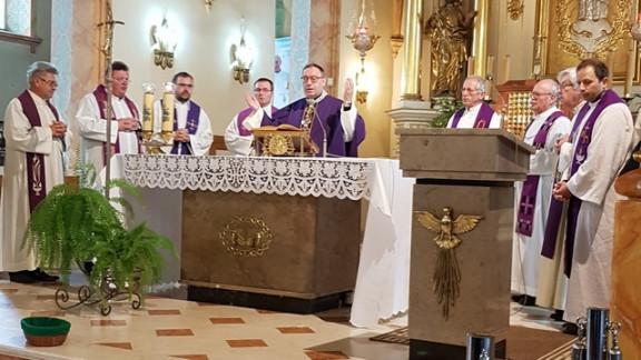 Duhovni vodja romanja mariborski nadškof Cvikl in ostali duhovniki