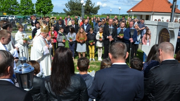 Molitev na grobu Božjega služabnika Alojzija Kozarja
