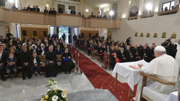 Papež na srečanju z duhovniki in redovniki