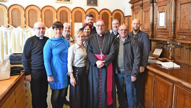 Sodelavci Radia Ognjišče z mariborskim nadškofom Alojzijem Cviklom