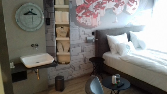 Hotelska soba brez omar, s kup dobrimi rešitvami, ki omogočajo prijetno bivanje