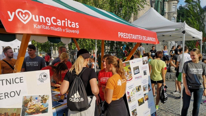 Stojnica Mlade Karitas na študentskem teku v Ljubljani