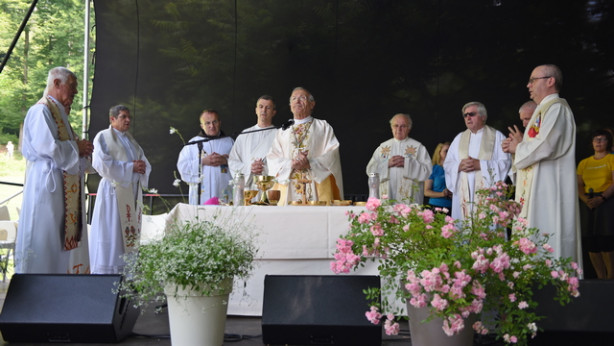 Somaševanje duhovnikov pri maši v Arboretumu