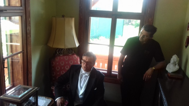V kabinetu nas je presenetil g. Franc Petrič, prvotni lastnik, ki ga igra Jernej Kuntner