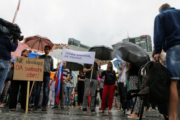 Na protestnem shodu se je zbralo približno 200 ljudi