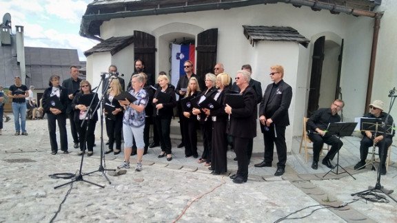 Zbor Slovenski cvet in recitatorka Marija Gruškovnjak