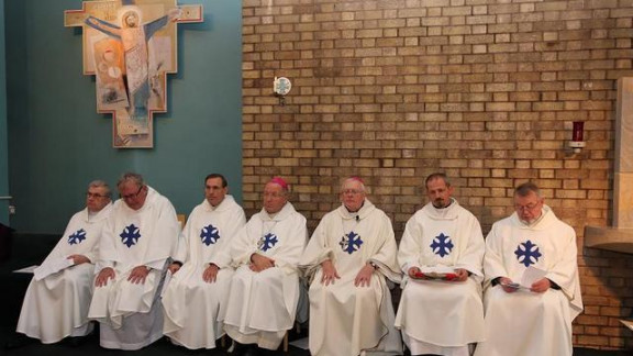 Nadškof Stres (4. z desne) in vikar Plut (2. z desne) pri spravnem bogoslužju (1. z desne je župnik Cikanek)