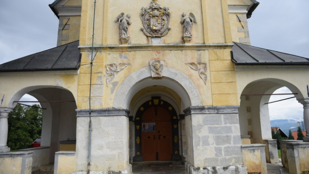 Pročelje cerkve na Trški gori, ki je priljubljena romarska pot