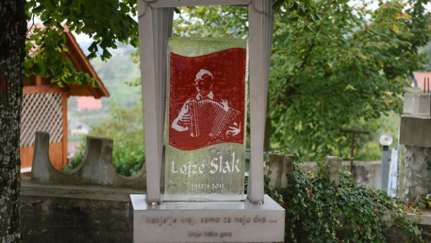 Spomenik Lojzetu Slaku na Trški gori