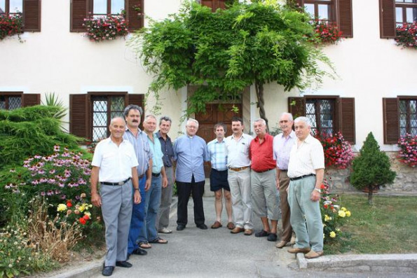 Duhovnik Franc Časl in pevci z Zgornje Velke