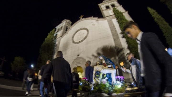 Procesija z Marijinim kipom na Mirnskem Gradu