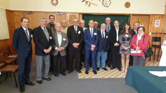 Minister Česnik in rojaki iz Melbourna