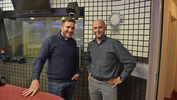 Župnik Martin Golob in voditelj Blaž Lesnik