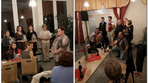 Rozina Lovrenčič in Vitomarčani z darili ter veleposlanik But z glasbeniki