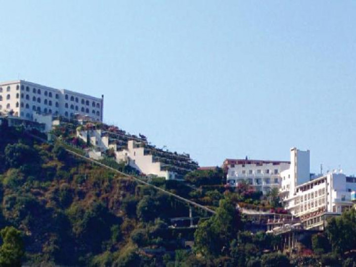 Pogled na hotel s plaže v Letojanniju