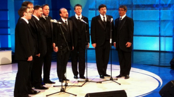 Slovenski oktet s pianistko Urško Vidic
