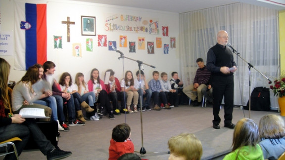 Župnik Martin Retelj med govorom