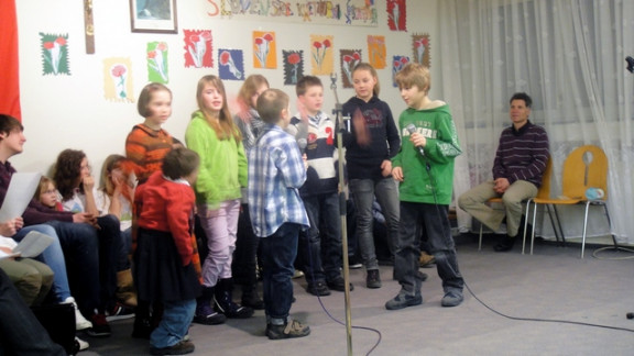 V večjih ali manjših skupinah so nastopali šolarji dopolnilnega pouka