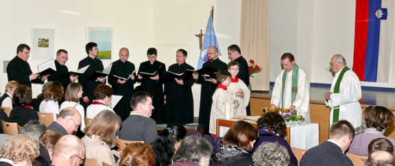 Duhovniški oktet Oremus med mašo ob slovenskem kulturnem prazniku v Sttugartu