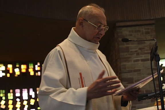 Kanonik mons. Joseph Muller referent za migrante škofije Metz med nagovorom v Habsterdicku
