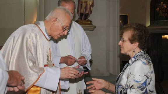 Biseromašnik p. Alojzij Kukovica, sestra pri darovanju