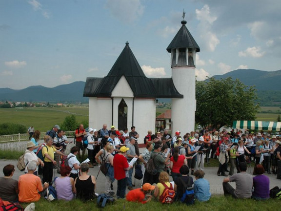 Ustavili so se ob cerkvicah