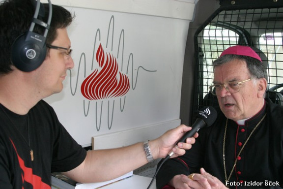 Škof Stanislav Lipovšek v pogovoru pred sveto mašo