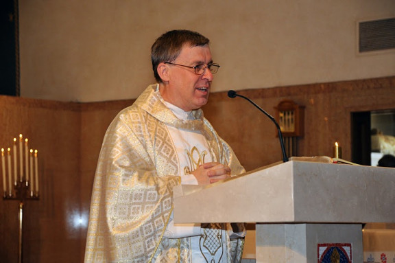 Mons. Franci Petrič, srebrnomašnik, med pridigo