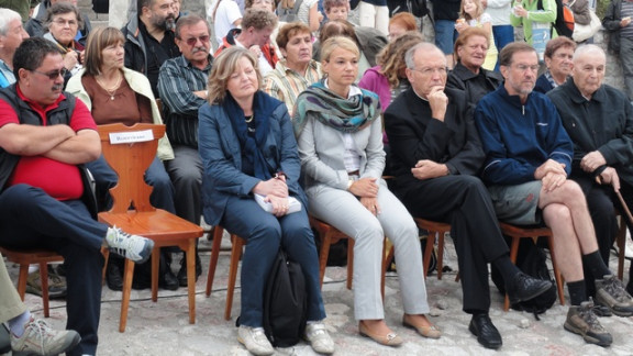 Državni sekretar dr. Boris Jesih, Luisa Cher, Mojca Kucler Dolinar, nadškof Anton Stres in Evropski poslanec Lojze Peterle na  23. Romanju treh Slovenij na Svetih Višarjah