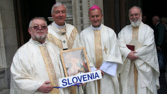 Pri izhodu iz katedrale nadškof Nichols s škofom Jamnikom, msgr. J. Pucljem in žp. S. Cikanekom