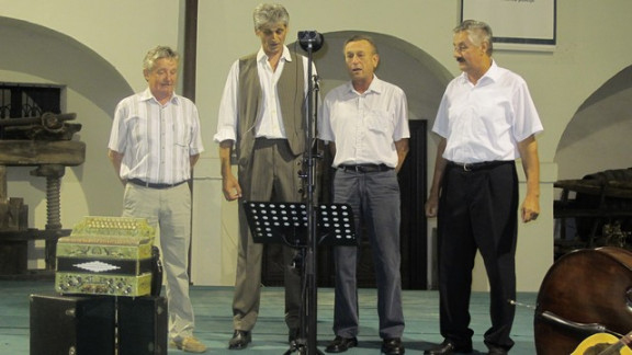 Janez Pezdirec s pevci iz Bele krajine