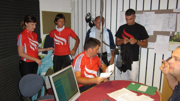 Sodelavci v studiu pred odhodom
