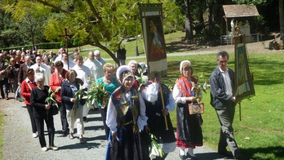 Po maši so v procesiji odšli do Marijine kapelice