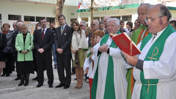 Med blagoslovitvijo spominske plošče ob zlatem jubileju Slomškovega doma