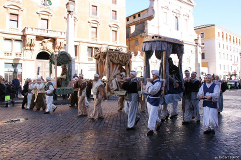 Sveti trije kralji na procesiji v Vatikanu