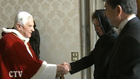 Benedikt XVI. se rokuje z veleposlanikom in soprogo