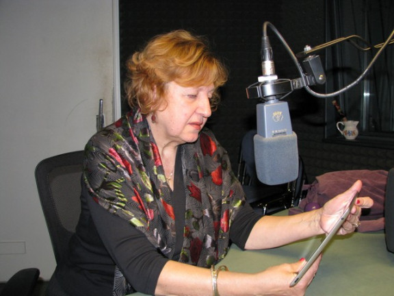 Nadja Jarc v studiu Radia Ognjišče