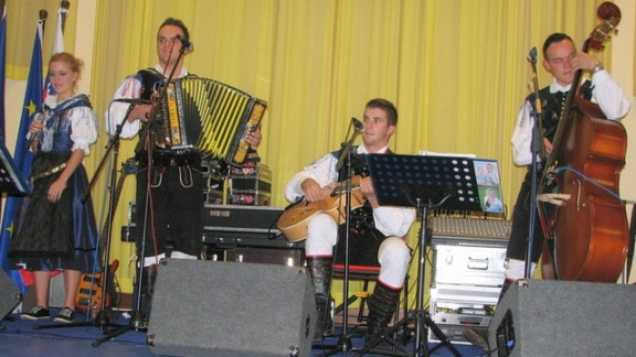 Ansambel Zakrajšek na martinovanju v Parizu leta 2011