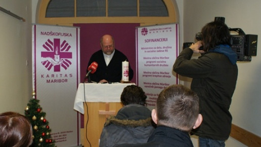 Predsednik Nadškofijske Karitas Maribor Branko Maček na novinarski konferenci; foto: NKMB