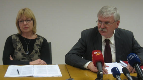 Barbara Starič Strajnar in Davor Dominkuš ob novembrski predstavitvi nove zakonodaje na ministrstvu; foto: Ministrstvo za delo, družino in socialne zadeve RS